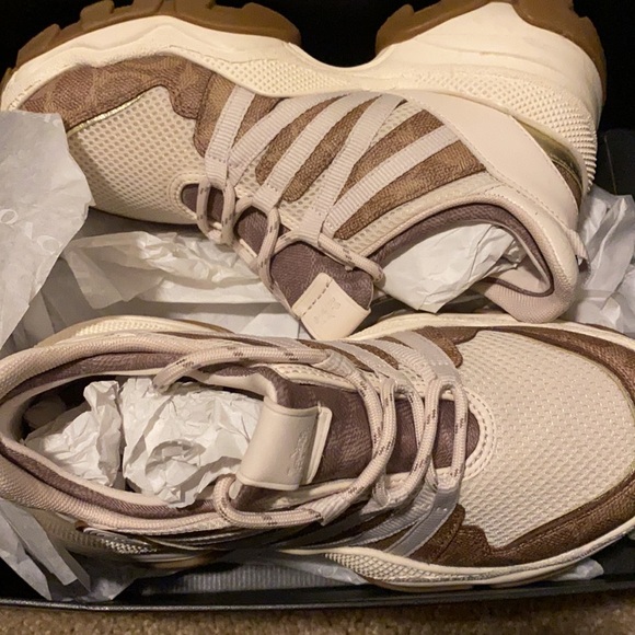 Coach platform - Picture 2 of 3